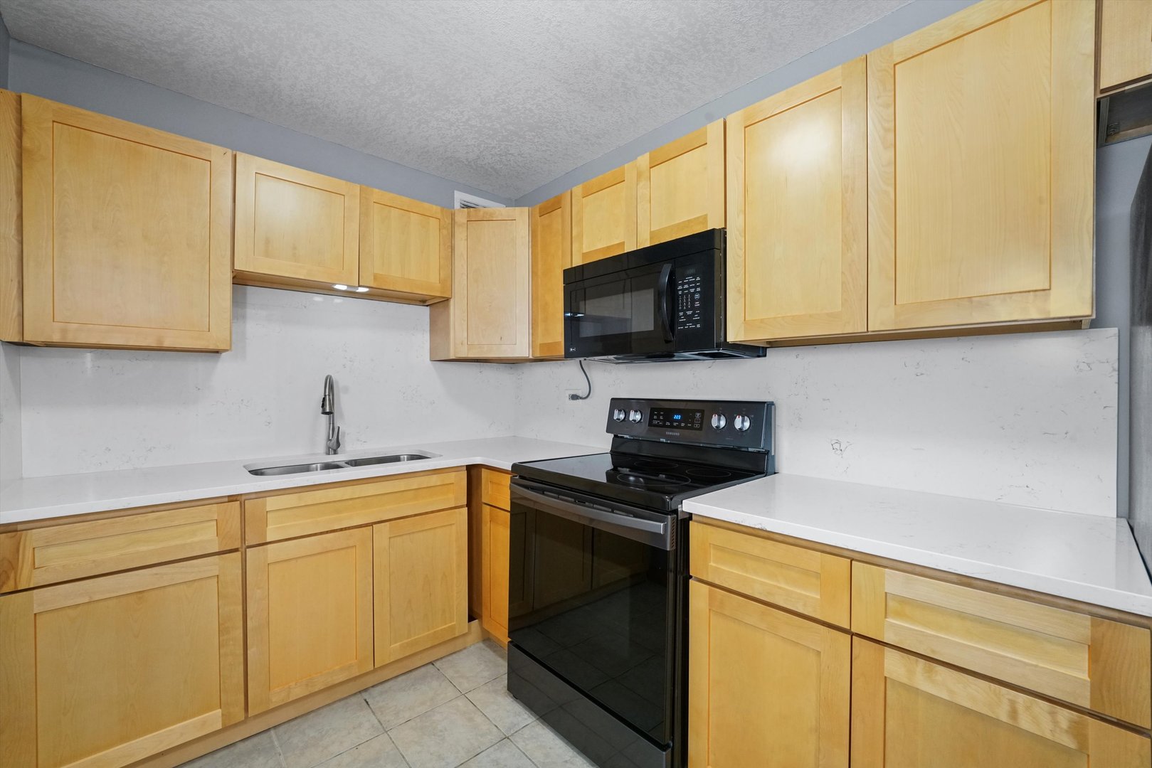 6301 North Sheridan Road, Unit 9A Chicago, IL 60660 - Photo 8 of 23 a kitchen with a sink and a microwave