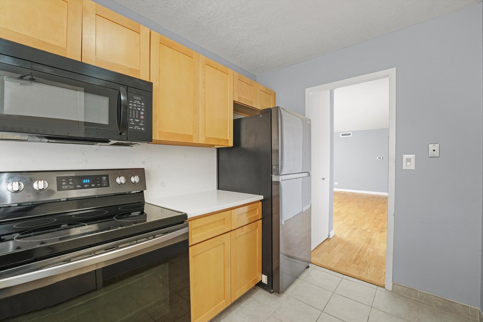 6301 North Sheridan Road, Unit 9A Chicago, IL 60660 - Photo 9 of 23 a kitchen with a stove and a microwave