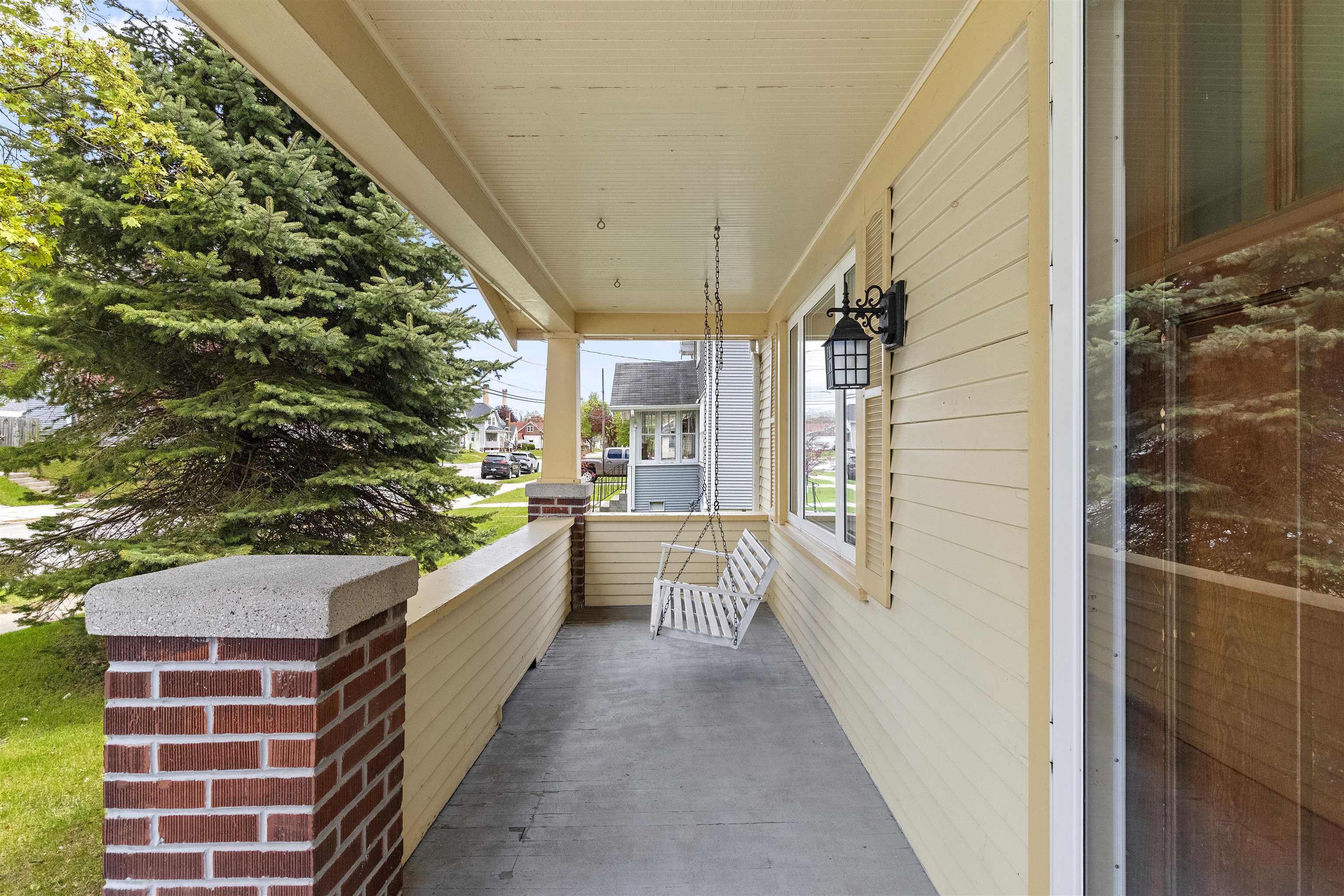 1311 Manila Street Manitowoc, WI 54220 - Photo 2 of 27