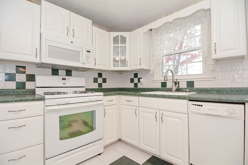 29 Meadow Road Medway, MA 02053 - Photo 11 of 39 Gallery Image 11