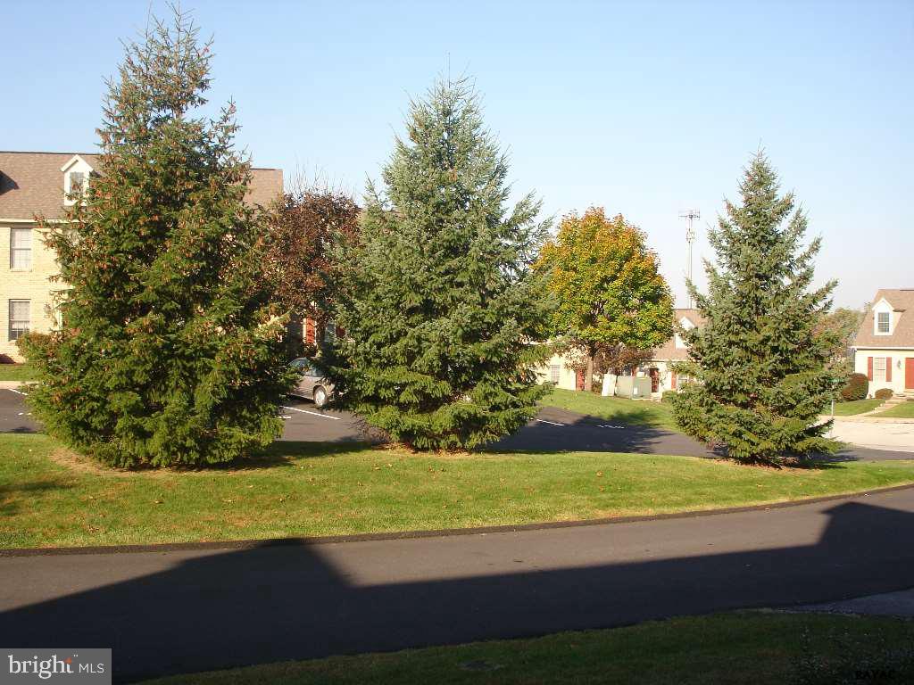 127 Pointe Ridge Drive York, PA 17402 - Photo 4 of 22 Gallery Image 4