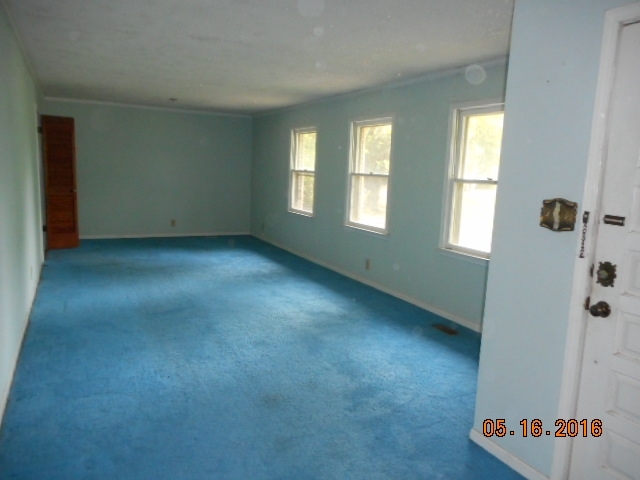 4315 Jones Road Macon, GA 31216 - Photo 10 of 26 an empty room with windows