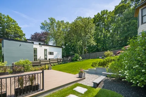 a view of a house with backyard and garden