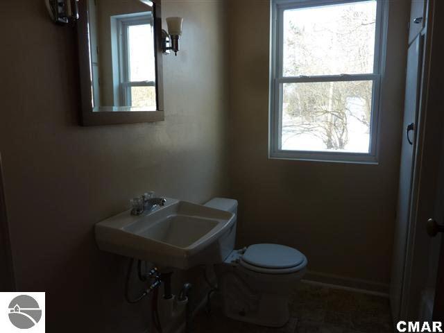 1005 Maple Street Clare, MI 48617 - Photo 8 of 11 1769610-7.JPG