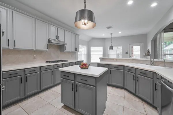 $574,900 | 2 Westward Ridge Place, The Woodlands, TX 77384