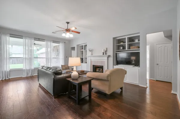 $574,900 | 2 Westward Ridge Place, The Woodlands, TX 77384