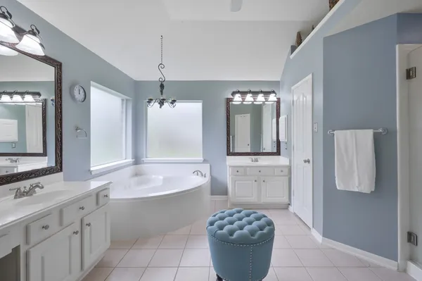 $574,900 | 2 Westward Ridge Place, The Woodlands, TX 77384