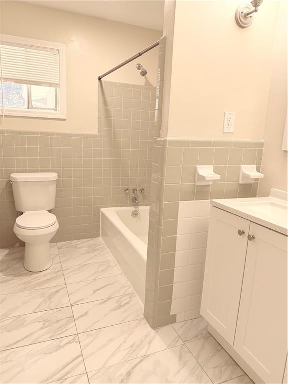 4707 Riverwood Circle Decatur, GA 30035 - Photo 9 of 17 a bathroom with a sink a toilet and a bathtub
