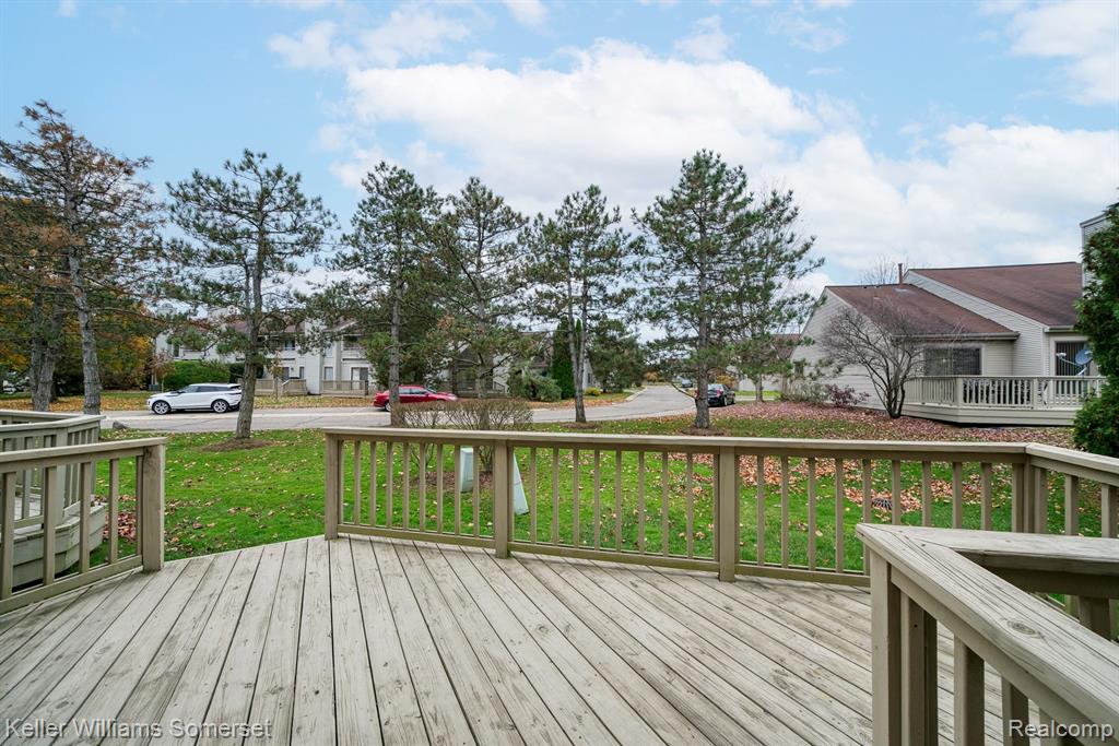 655 Glasgow Court Rochester Hills, MI 48307 - Photo 3 of 27