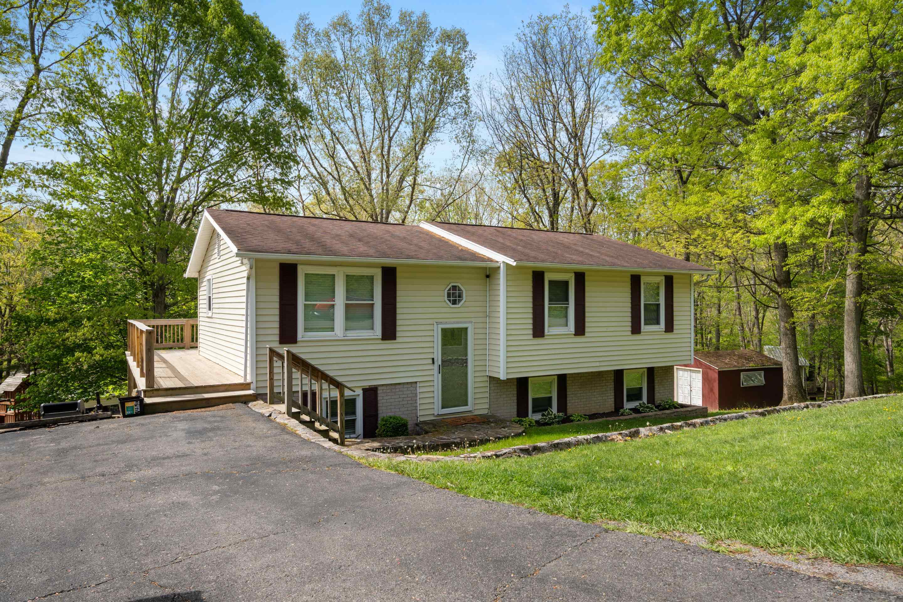 156 Ridgecrest Street Bluefield, VA 24605 - Photo 3 of 64 Gallery Image 3