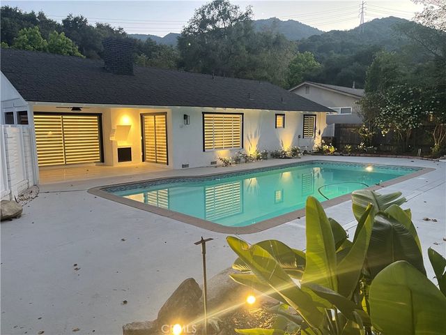 a view of a backyard