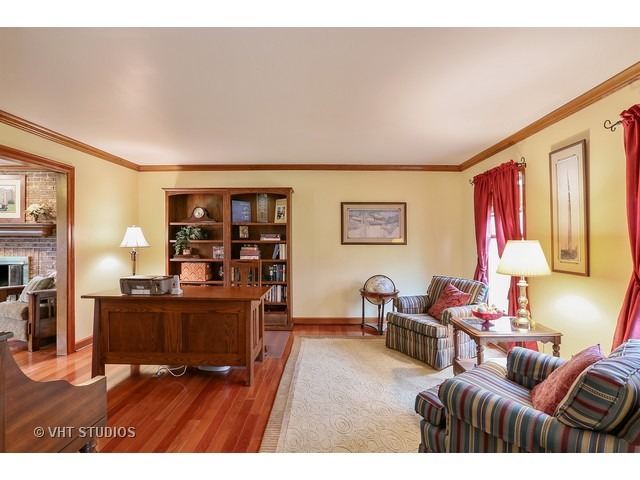 978 Plum Tree Road Fox River Grove, IL 60021 - Photo 5 of 25 a living room with furniture and a wooden floor