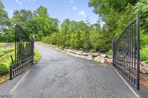 $785,000 | 1 Wood Hollow Trail, Oak Ridge, NJ 07438
