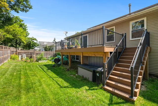 a view of a house with backyard