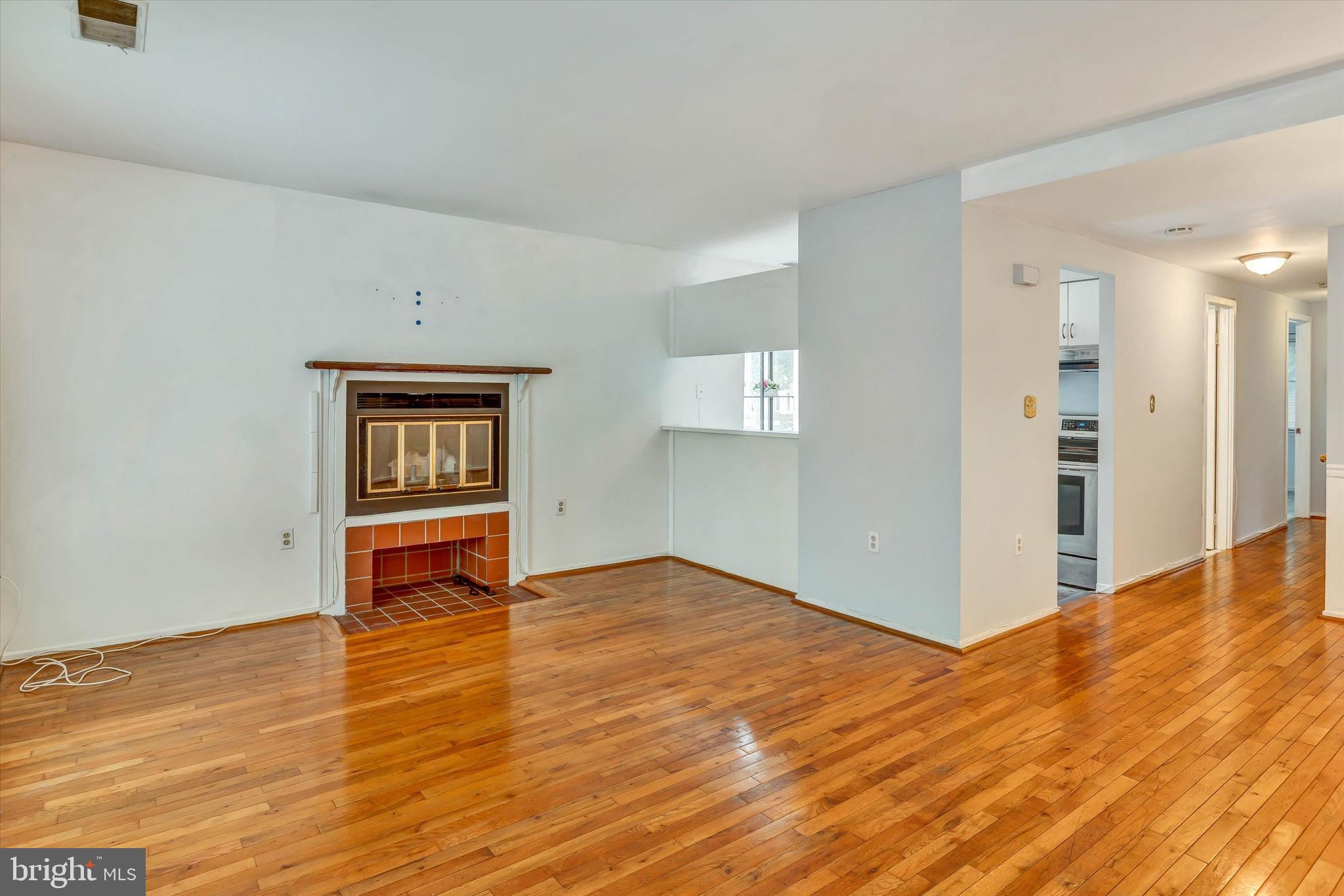 618 South Charles Street, Unit R 32 Baltimore, MD 21230 - Photo 8 of 33 Living Room