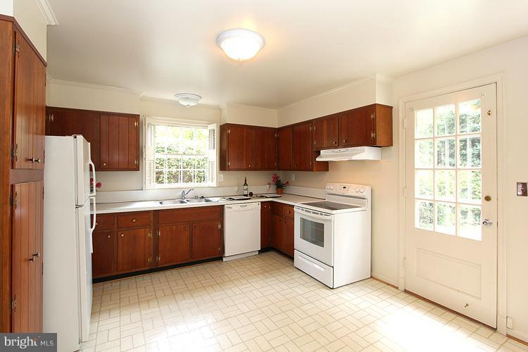 4900 Baltan Road Bethesda, MD 20816 - Photo 14 of 30 Interior (General)