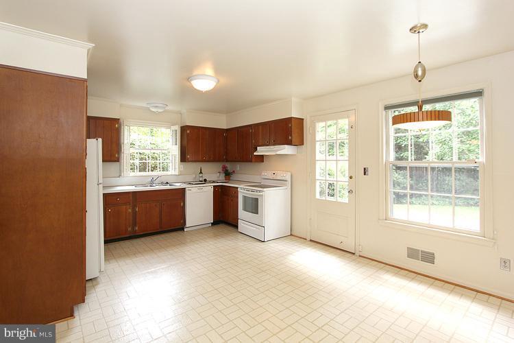 4900 Baltan Road Bethesda, MD 20816 - Photo 6 of 30 Kitchen