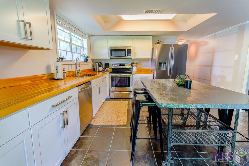 10249 Joor Road Baton Rouge, LA 70818 - Photo 11 of 25 Beautiful Sealed Maple Counters & Stainless Appliances