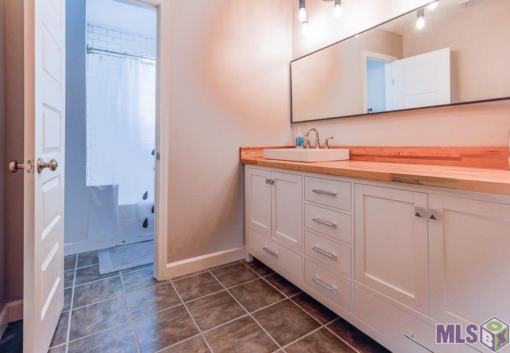 10249 Joor Road Baton Rouge, LA 70818 - Photo 23 of 25 Second Full Bathroom has a Private Tub/Toilet Area