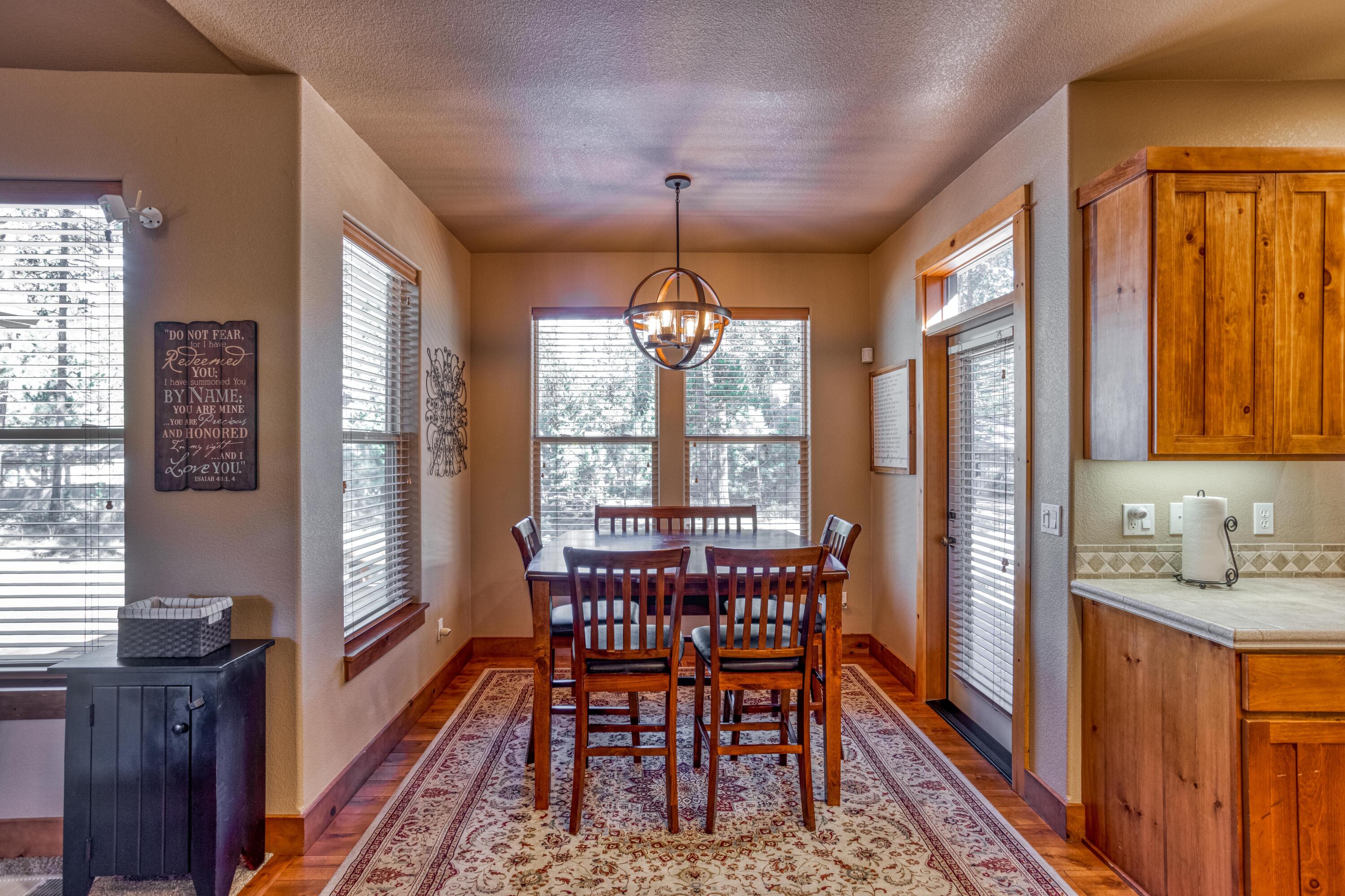 18160 Rager Mountain Lane Sunriver, OR 97707 - Photo 11 of 30 Dinning area