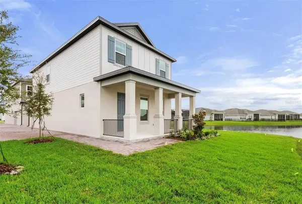 a view of a house with backyard and garden