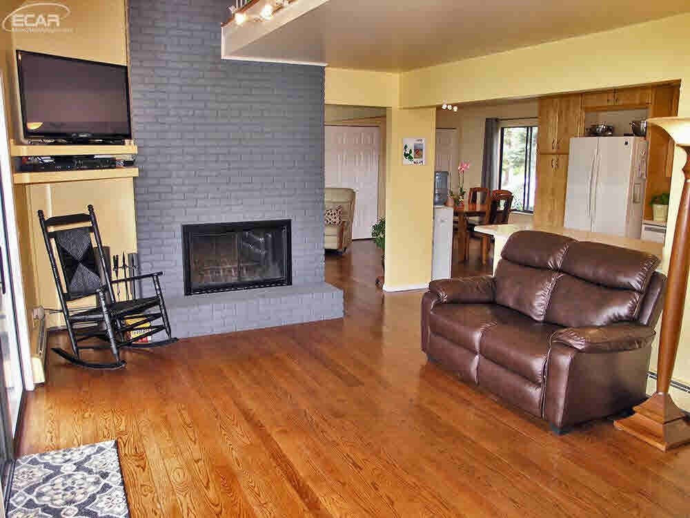 12081 Torrey Road Fenton, MI 48430 - Photo 4 of 52 21300258-3.JPG