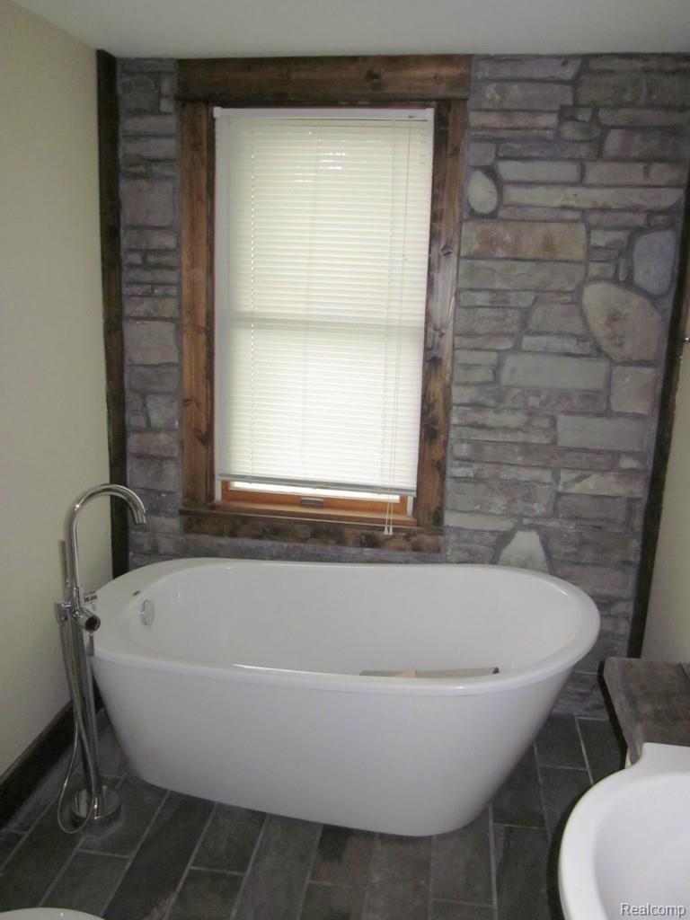 14151 Newburgh Road Livonia, MI 48150 - Photo 14 of 39 14 Bathroom Entry 2.jpg