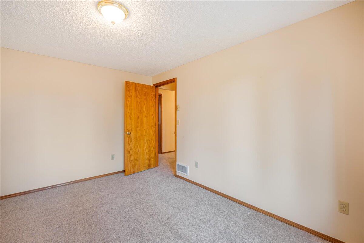 19304 Baker Road Bend, OR 97702 - Photo 22 of 38 Guest Bedroom #1