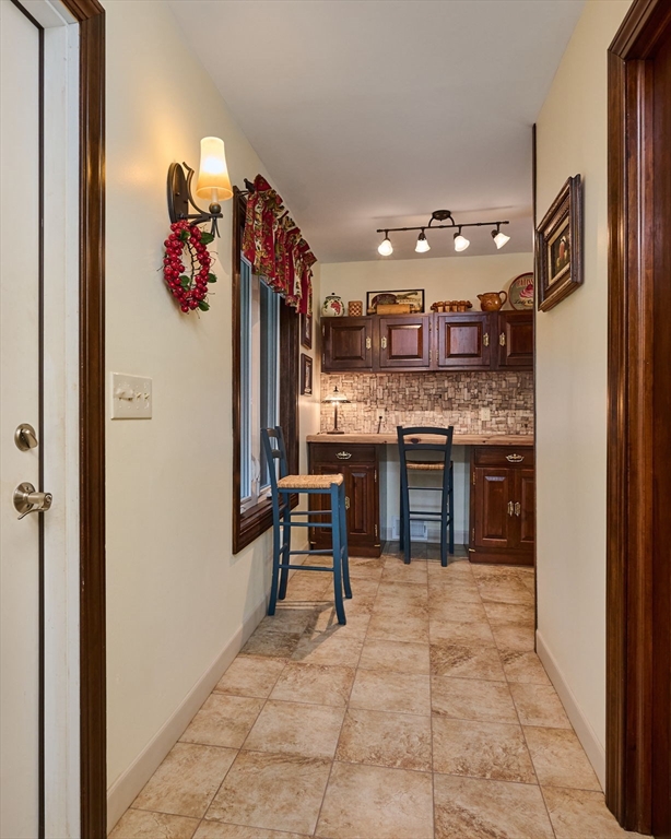 238 Dox Road Westfield, MA 01085 - Photo 4 of 31