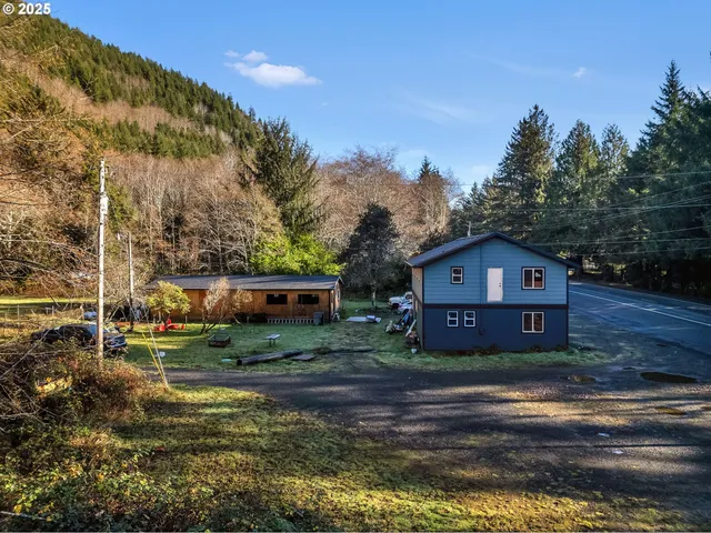 a view of a house with a yard