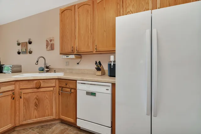 $374,500 | 21201 Lily Lake Lane, Crest Hill, IL 60403