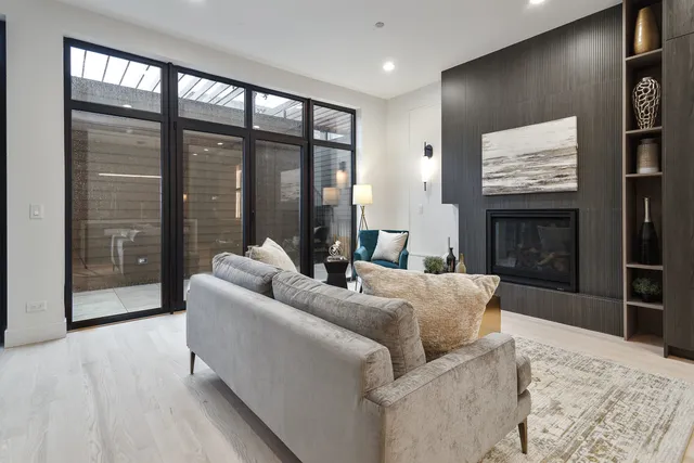 $1,559,000 | 2049 West Race Avenue, Chicago, IL 60612