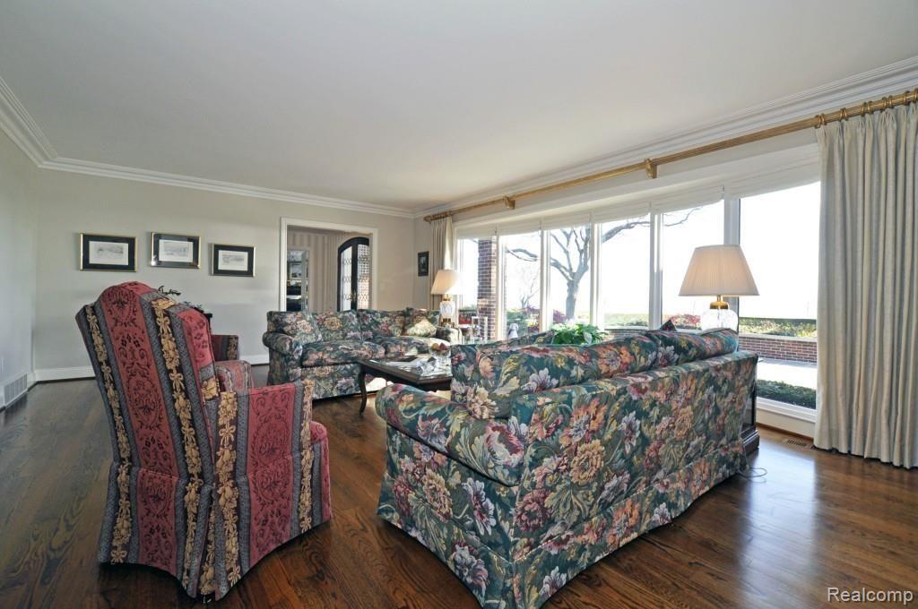 579 Lake Shore Road Grosse Pointe, MI 48236 - Photo 11 of 84 11.jpg