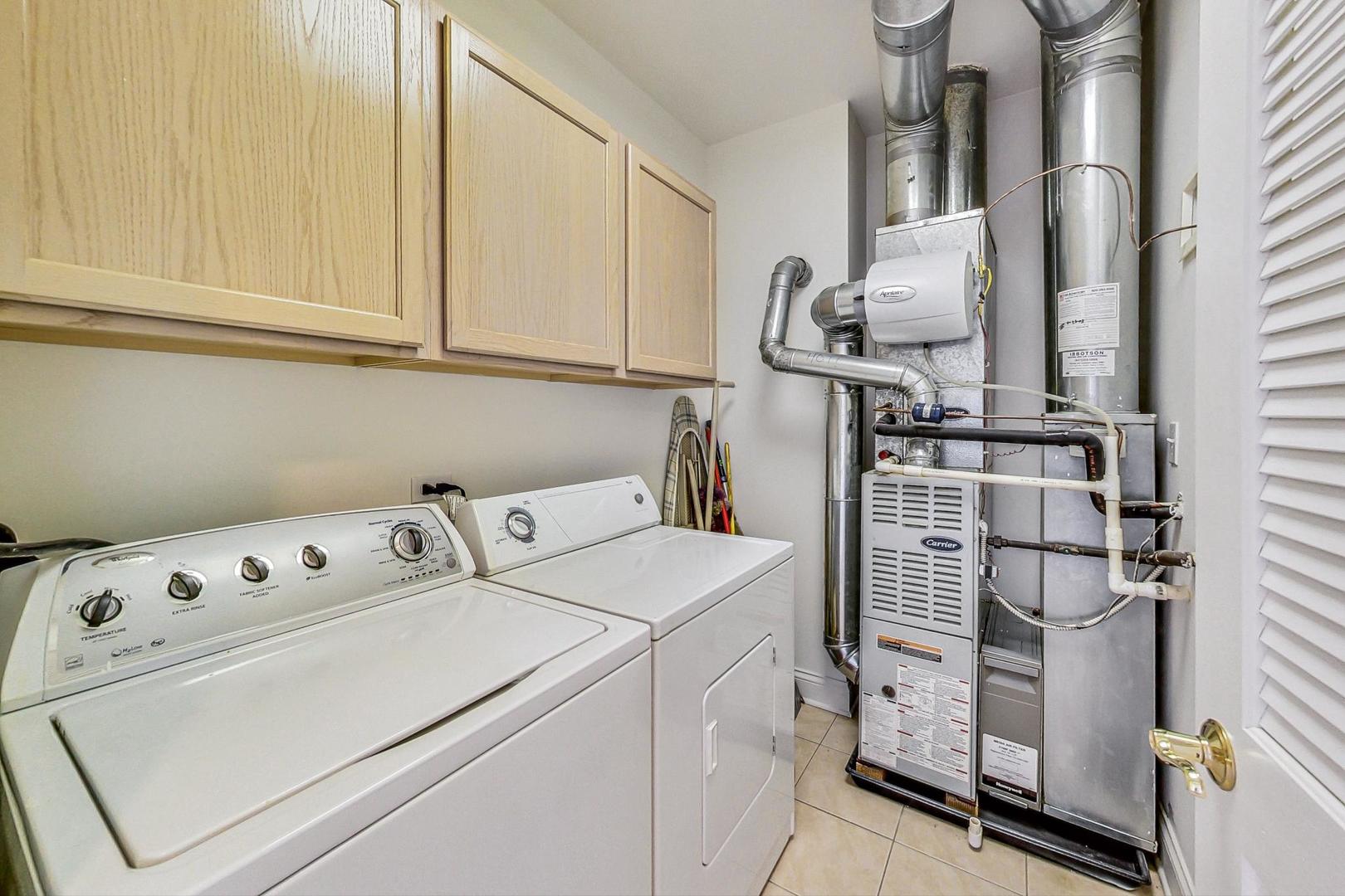 620 McHenry Road, Unit 407 Wheeling, IL 60090 - Photo 20 of 23 a utility room with dryer and washer