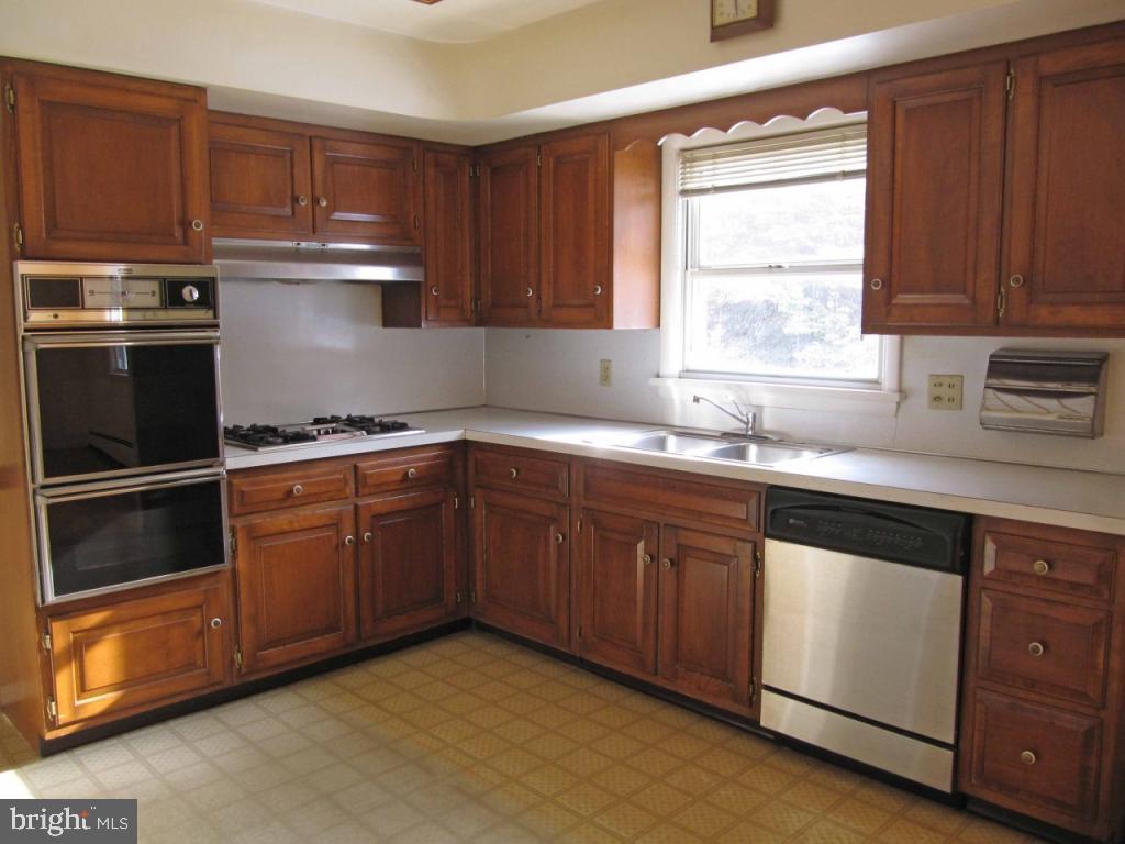 426 Rutledge Avenue Lancaster, PA 17601 - Photo 4 of 18 Gallery Image 4