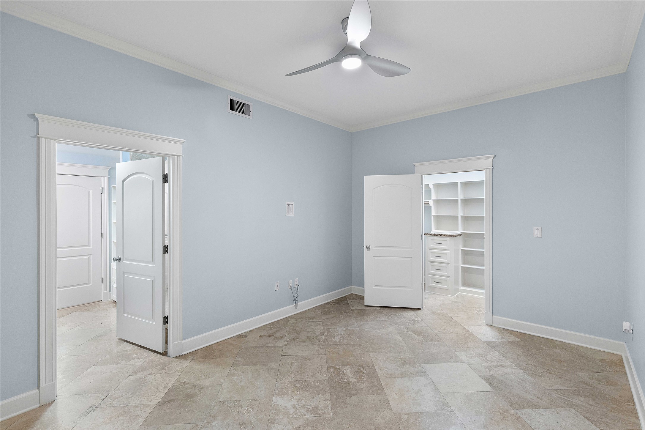 2802 Morrison Street, Unit 106 Houston, TX 77009 - Photo 12 of 35 Primary room with a large closet.