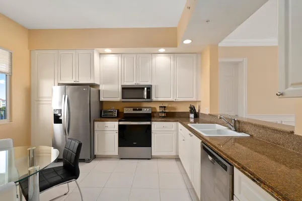 $2,450 | 22 Harbour Isle Drive West, Unit PH02, Hutchinson Island, FL 34949