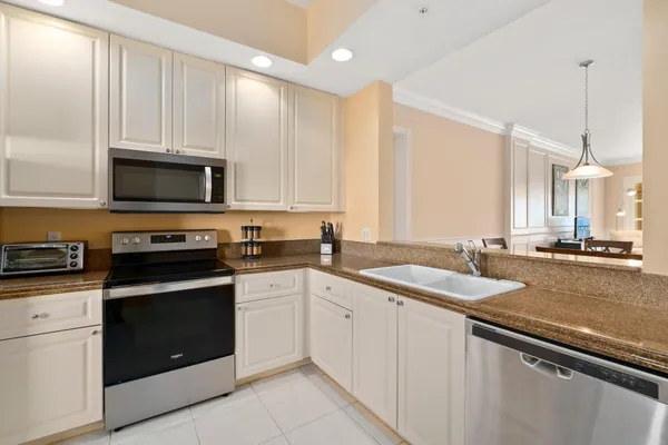 $2,450 | 22 Harbour Isle Drive West, Unit PH02, Hutchinson Island, FL 34949