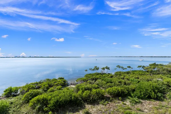 $2,450 | 22 Harbour Isle Drive West, Unit PH02, Hutchinson Island, FL 34949