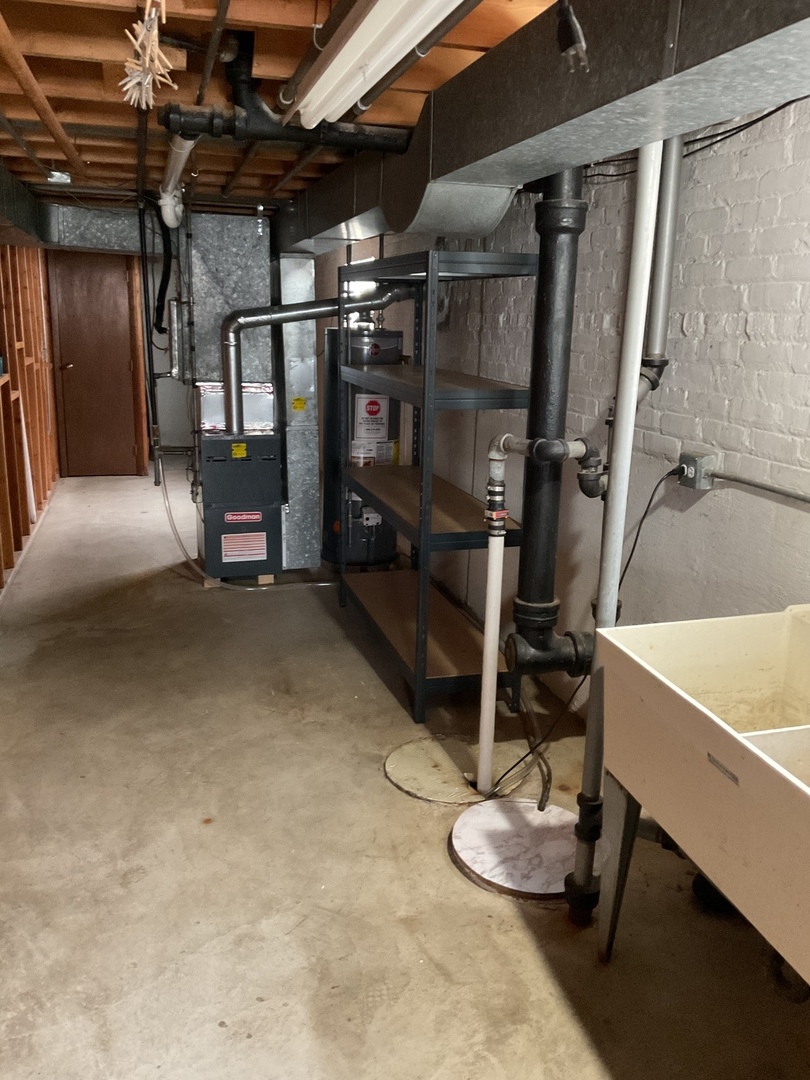 604 Exchange Avenue Calumet City, IL 60409 - Photo 30 of 39 a room with gym equipment