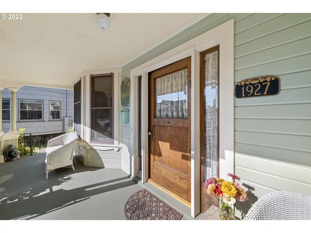 a view of livingroom with furniture