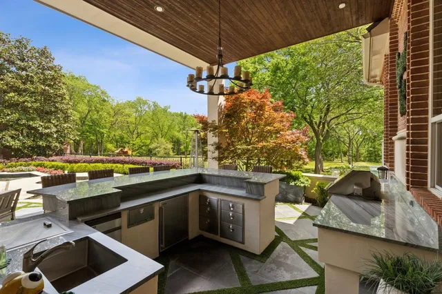 a kitchen that has a lot of cabinets in it