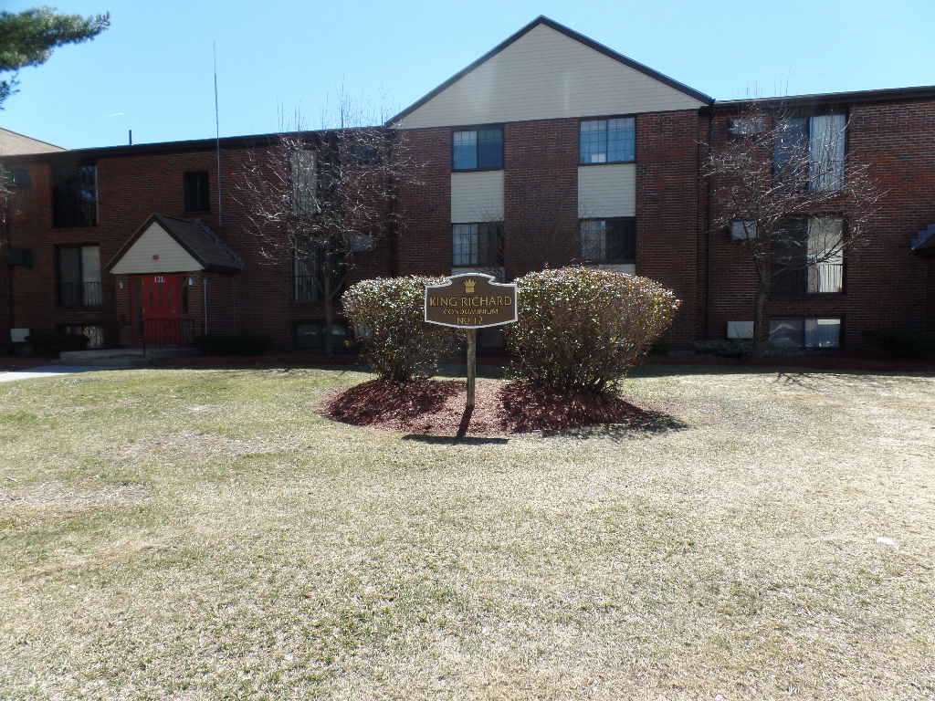 12 L English Village Road, Unit 303 Manchester, NH 03102 - Photo 2 of 19 Gallery Image 2