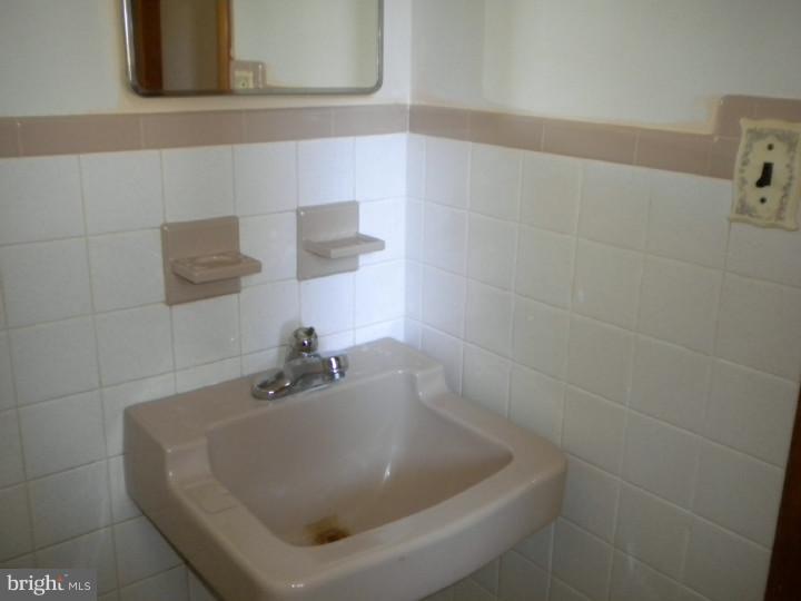 32 Cold Spring Road Mercerville, NJ 08619 - Photo 3 of 16 a bathroom with a bathtub
