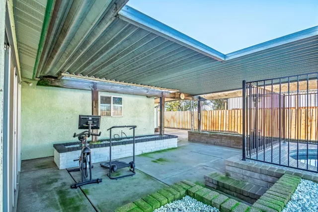 a front view of house with yard