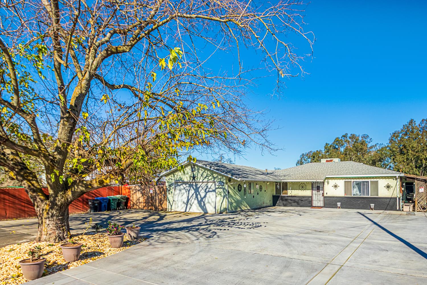 2423 I Street Rio Linda, CA 95673 - Photo 2 of 48 a front view of a house with a yard