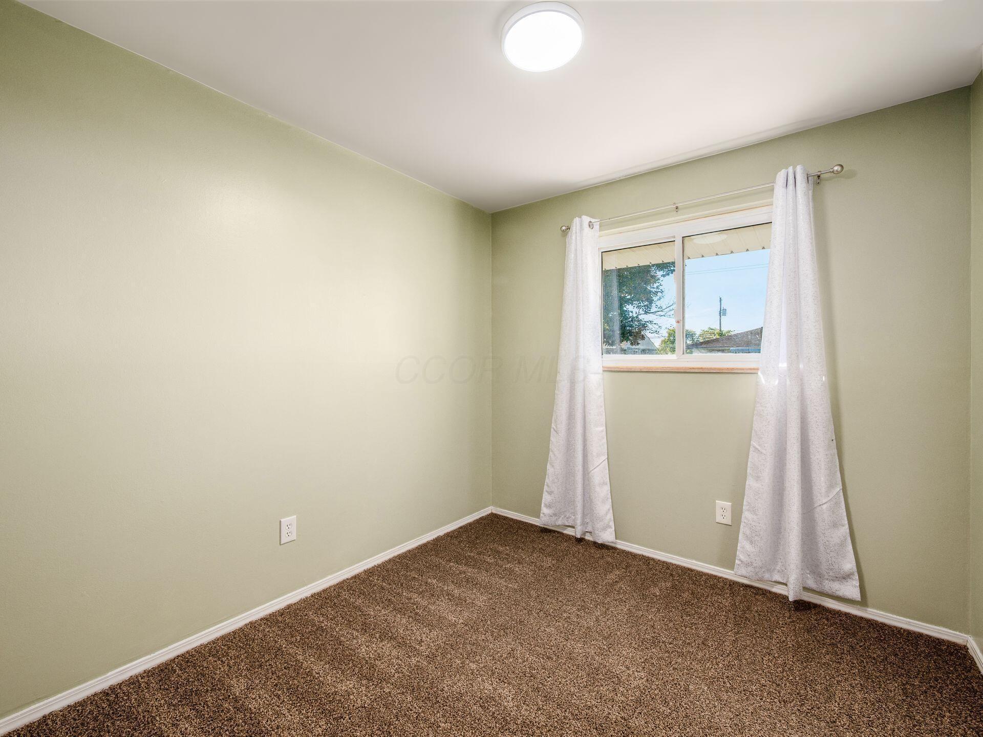 884 Bruckner Road Columbus, OH 43207 - Photo 15 of 29 Freshly Painted (walls & ceilings) and New Carpet