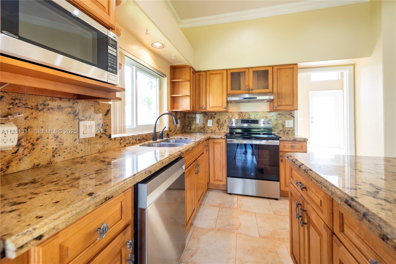 1075 San Luis Rey Weston, FL 33326 - Photo 4 of 35