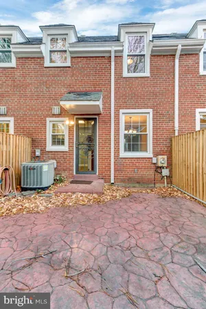 $3,300 | 4608 34th Street South, Arlington, VA 22206