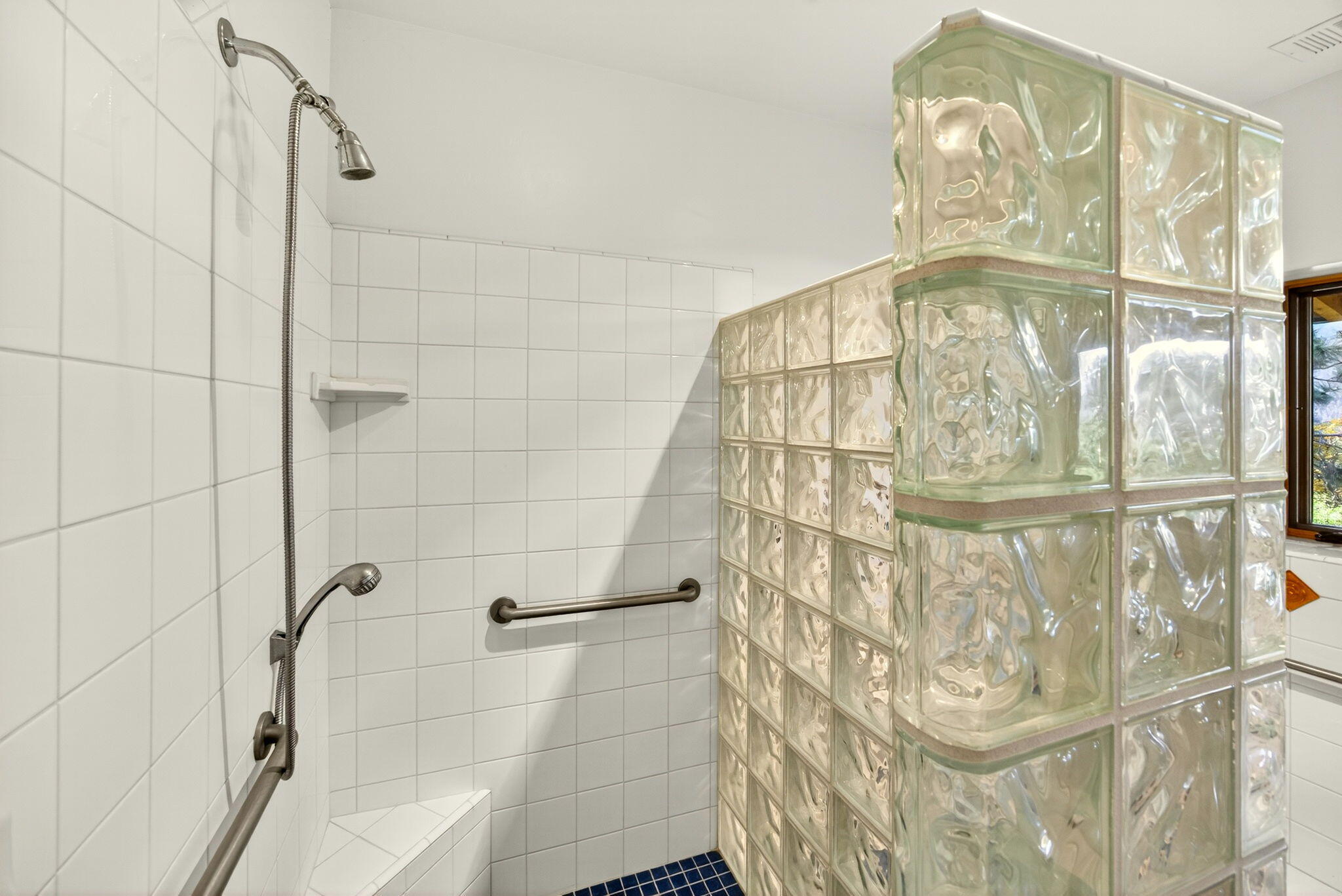 17252 North Applegate Road Grants Pass, OR 97527 - Photo 32 of 59 BathroomApplegate